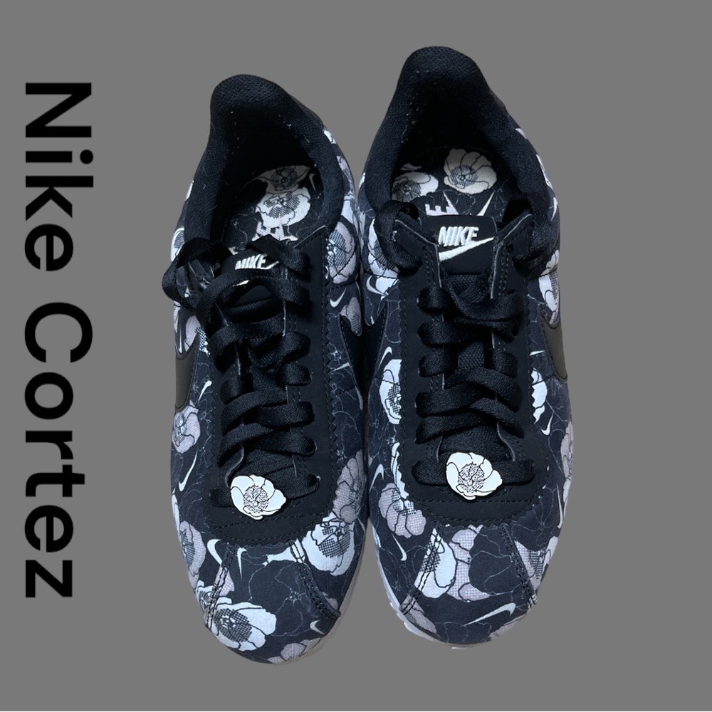 ꧁ Rare Nike Cortez Black Floral Print Sneaker ꧂ size 7.5 MSRP $125